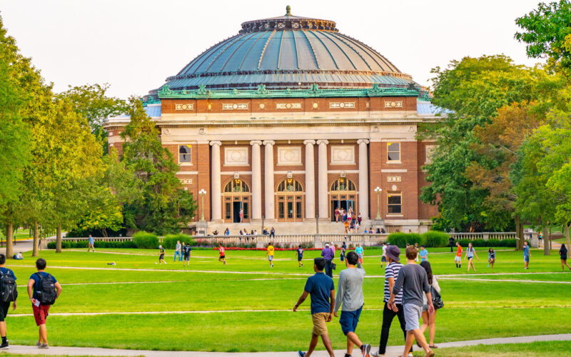 Students walking on UIUC Campus